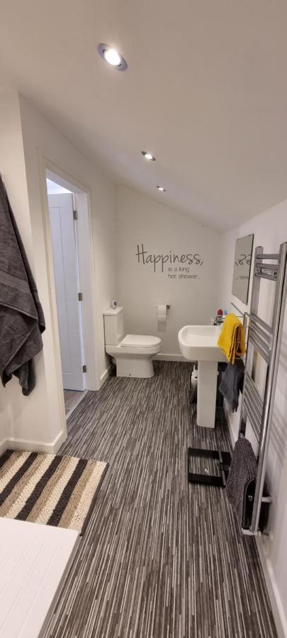 Modern And Spacious 2 Bedroom Apartment With Free Parking Llansantffraid Llansantffraid Glyn Ceiriog Eksteriør bilde