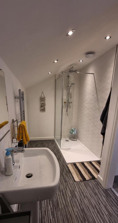 Modern And Spacious 2 Bedroom Apartment With Free Parking Llansantffraid Llansantffraid Glyn Ceiriog Eksteriør bilde